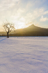 Deutschland, Baden-Württemberg, Blick auf die Burg Hohenzollern im Winter in der Morgensonne - WDF002988