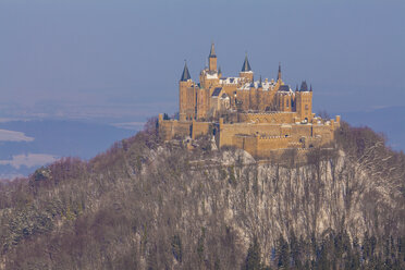 Deutschland, Baden-Württemberg, Blick auf die Burg Hohenzollern im Winter - WDF002990