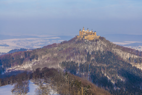 Deutschland, Baden-Württemberg, Blick auf die Burg Hohenzollern im Winter, lizenzfreies Stockfoto