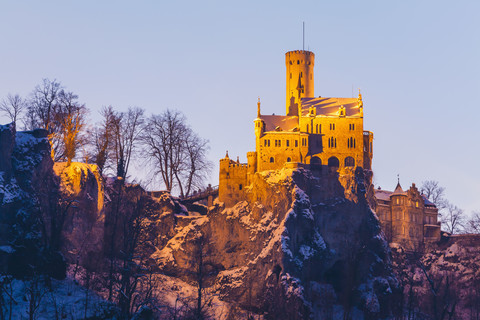 Deutschland, Baden Württemberg, Blick auf Schloss Lichtenstein bei Honau im Winter, abends, lizenzfreies Stockfoto