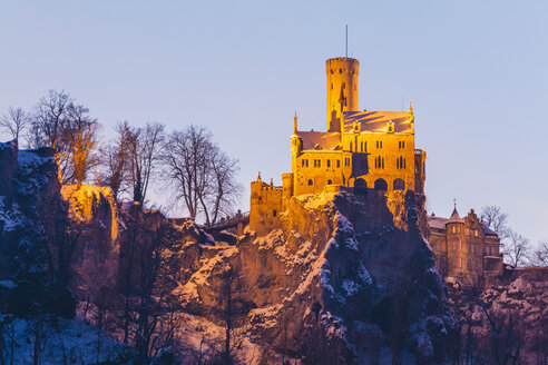 Deutschland, Baden Württemberg, Blick auf Schloss Lichtenstein bei Honau im Winter, abends - WDF002996
