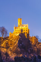 Deutschland, Baden Württemberg, Blick auf Schloss Lichtenstein bei Honau im Winter, abends - WDF002997