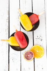 Ice lollies with blood orange and orange ice cream - SARF001533