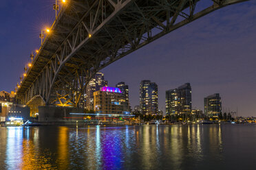 Kanada, British Columbia, Vancouver, Granville Street Bridge über False Creek bei Nacht - KEBF000012