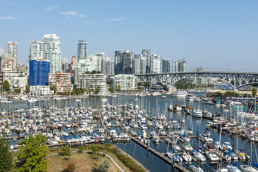 Kanada, British Columbia, Vancouver, Skyline mit Granville Street Bridge und False Creek - KEBF000016