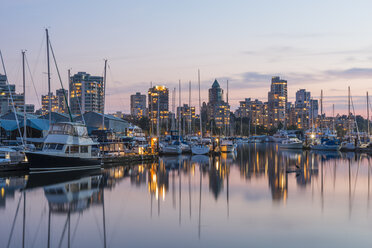 Kanada, British Columbia, Vancouver, Skyline in der Abenddämmerung vom Stanley Park aus gesehen - KEBF000018