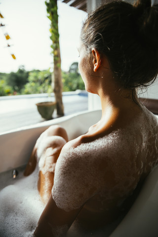 Frau entspannt in der Badewanne, lizenzfreies Stockfoto