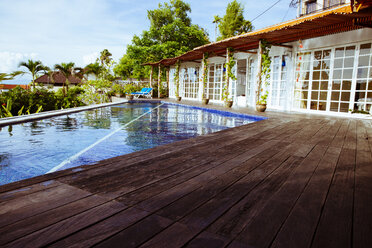 Indonesien, Bali, Schwimmbad und Terrasse einer Ferienvilla - MBEF001351