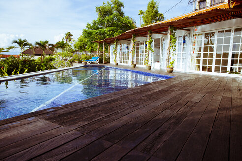 Indonesien, Bali, Schwimmbad und Terrasse einer Ferienvilla - MBEF001351