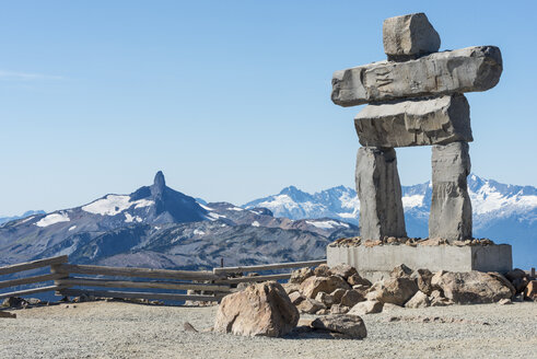 Kanada, British Columbia, Whistler, Inuksuk auf dem Whistler Mountain mit Black Tusk im Hintergrund - KEBF000039