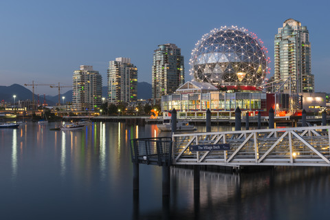 Kanada, British Columbia, Vancouver, False Creek mit Science World in der Abenddämmerung, lizenzfreies Stockfoto
