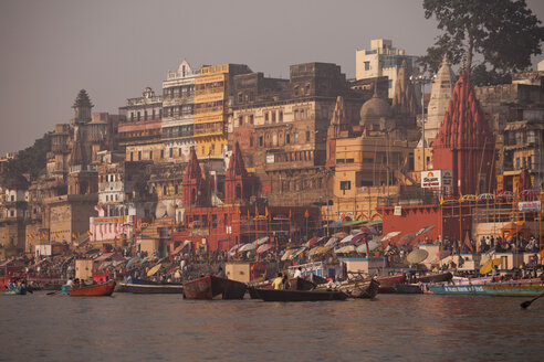 Indien, Uttar Pradesh, Varanasi, Ghats, Boote und der Fluss Ganges - PCF000095