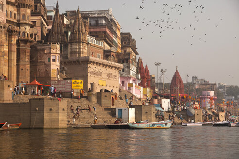 Indien, Uttar Pradesh, Varanasi, Ghats, Boote und der Fluss Ganges - PCF000100