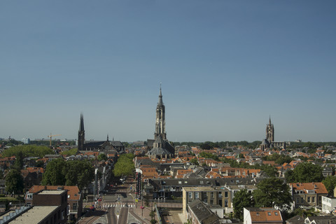 Niederlande, Delft, Blick auf die Altstadt mit Nieuwe Kerk, lizenzfreies Stockfoto