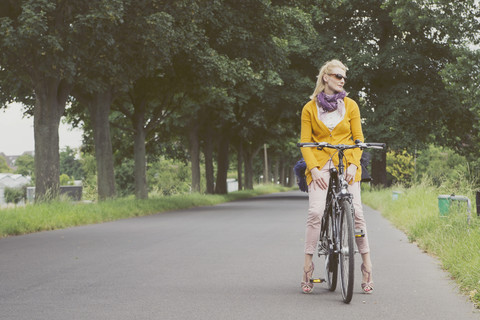 Deutschland, Düsseldorf, Frau auf Fahrrad, lizenzfreies Stockfoto