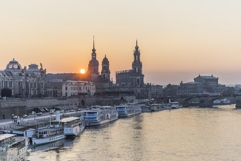 Deutschland, Dresden, Blick auf die Stadt bei Sonnenuntergang - PVCF000346