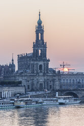 Deutschland, Dresden, Blick auf die Hofkirche bei Sonnenuntergang - PVCF000347