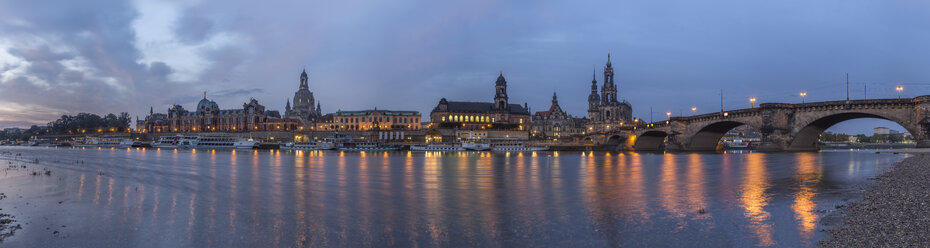 Deutschland, Dresden, Blick auf die beleuchtete Stadt mit der Elbe im Vordergrund am Morgen - PVCF000350