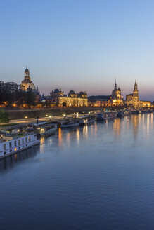 Deutschland, Dresden, Blick auf beleuchtete Altstadt mit Elbe im Vordergrund am Abend - PVCF000351