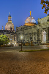 Deutschland, Dresden, Blick auf die beleuchtete Kunsthalle am Lipsius-Bau in den Abendstunden - PVCF000352