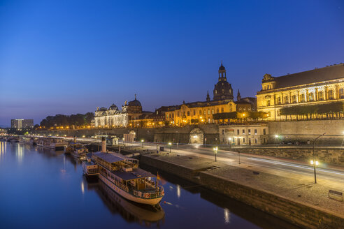 Deutschland, Dresden, Blick auf die beleuchtete Altstadt am Morgen - PVCF000345
