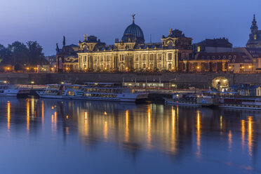 Deutschland, Dresden, Blick auf die beleuchtete Akademie der Bildenden Künste am Morgen - PVCF000356