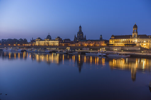 Deutschland, Dresden, Blick auf die beleuchtete Altstadt am Morgen - PVCF000357
