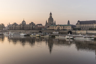 Deutschland, Dresden, Blick auf die Stadt mit der Elbe im Vordergrund am Morgen - PVCF000360