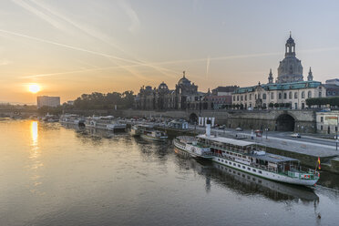 Deutschland, Dresden, Blick auf die Stadt mit der Elbe im Vordergrund bei Sonnenaufgang - PVCF000361