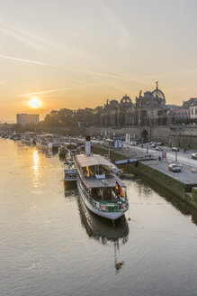 Deutschland, Dresden, Blick auf die Elbe mit vertäutem Dampfschiff bei Sonnenaufgang - PVCF000362