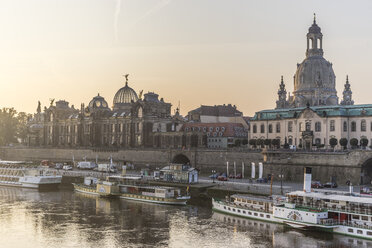 Deutschland, Dresden, Blick auf die Stadt mit der Elbe im Vordergrund am Morgen - PVCF000343
