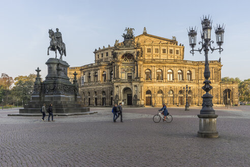 Deutschland, Dresden, Blick auf die Semperoper am Theaterplatz - PVCF000365