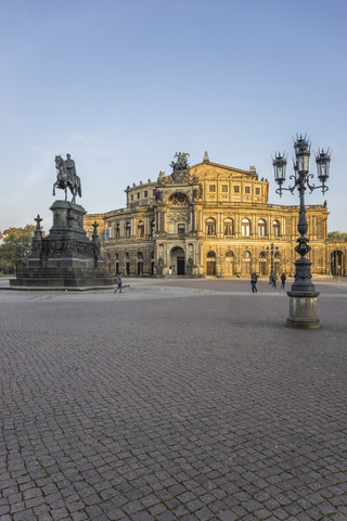 Deutschland, Dresden, Blick auf die Semperoper am Theaterplatz, lizenzfreies Stockfoto