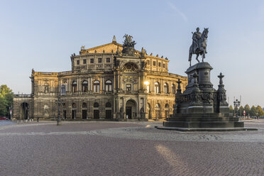 Deutschland, Dresden, Blick auf die Semperoper am Theaterplatz - PVCF000367