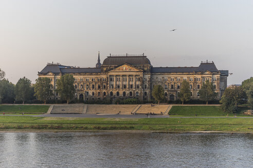 Deutschland, Dresden, Blick in das Sächsische Staatsministerium - PVCF000370