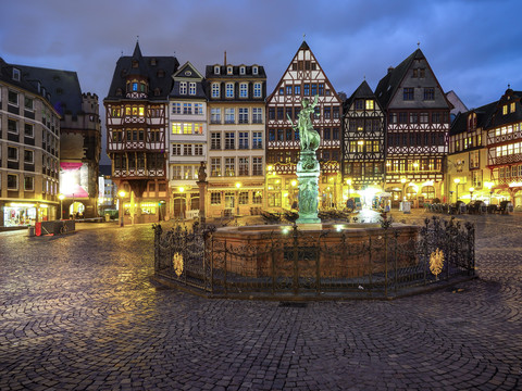 Deutschland, Hessen, Frankfurt, Römerberg, Gerechtigkeitsbrunnen in der Abenddämmerung, lizenzfreies Stockfoto