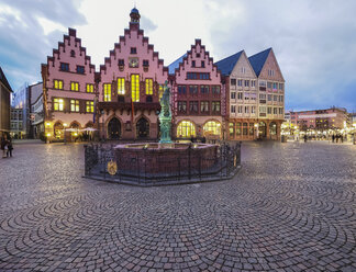 Deutschland, Hessen, Frankfurt, Römerberg, Gerechtigkeitsbrunnen und altes Rathaus in der Abenddämmerung - AMF003930