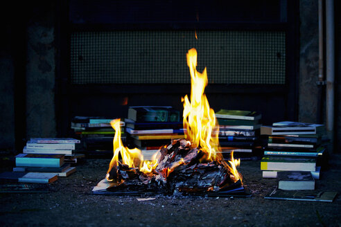 Bücherstapel, Feuer, brennende Bücher - LS000005