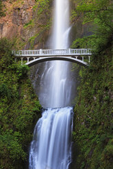 USA, Oregon, Multnomah County, Columbia River Gorge, Brücke über die Multnomah Falls - FOF007909
