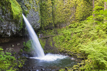 USA, Oregon, Columbia River Gorge, Multnomah County, Wanderer an den Ponytail Falls - FOF007913