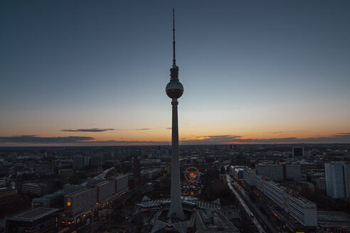 Deutschland, Berlin, Blick über die Stadt bei Sonnenuntergang - ASCF000063