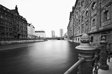 Deutschland, Berlin, Blick auf die Spree - ASCF000064