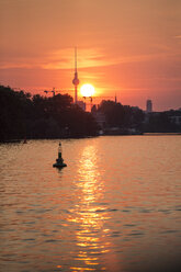 Deutschland, Berlin, Blick auf die Spree bei Sonnenuntergang mit Fernsehturm im Hintergrund - ASCF000067