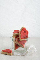 Heart-shaped cookies with stamp motif in glass, ribbon - MYF000955