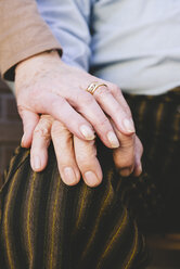 Hand einer alten Frau auf der Hand ihres Mannes - GEMF000132