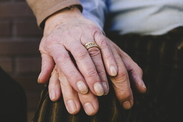 Hand einer alten Frau auf der Hand ihres Mannes - GEMF000133