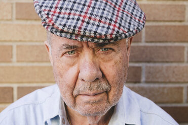 Portrait of serious old man wearing beret - GEMF000134