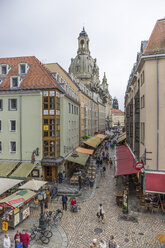 Deutschland, Dresden, Blick auf Einkaufsstraße mit Dresdner Frauenkirche im Hintergrund - PVCF000328