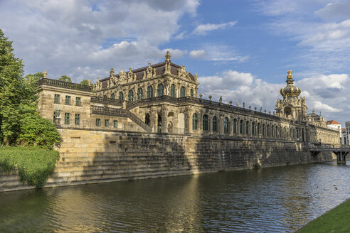 Deutschland, Dresden, Zwinger bei Sonnenlicht - PVCF000330