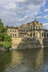 Deutschland, Dresden, Zwinger bei Sonnenlicht - PVCF000331